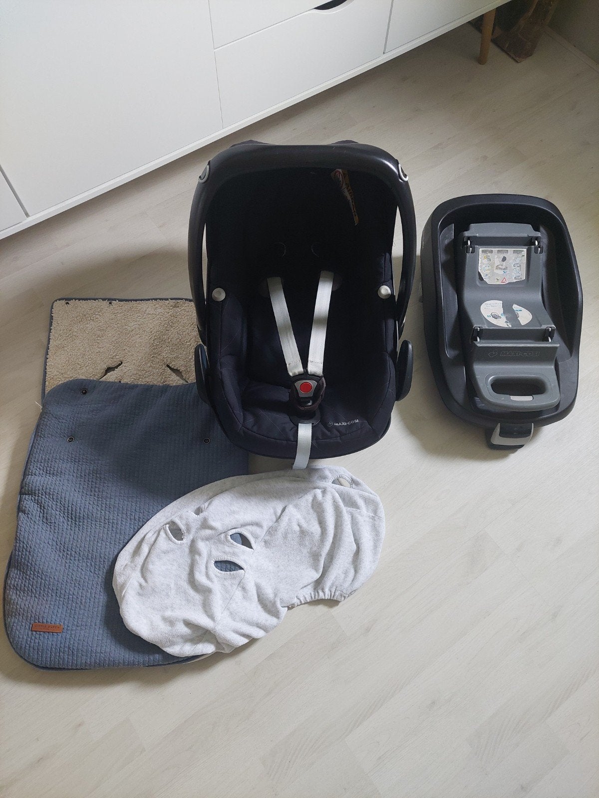 Maxicosi Pebble + Familyfix + slaap-voetenzak + hoes, Ophalen, Zo goed als nieuw, Isofix, 0 t/m 13 kg
