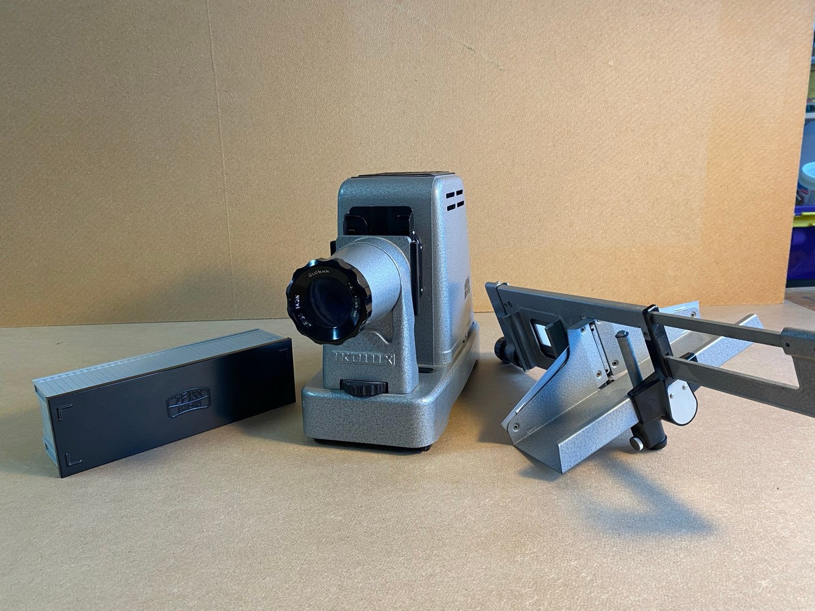 Vintage Zeiss Ikon Ikolux Diaprojector met Glubar lens, Ophalen, Gebruikt, Met scherm