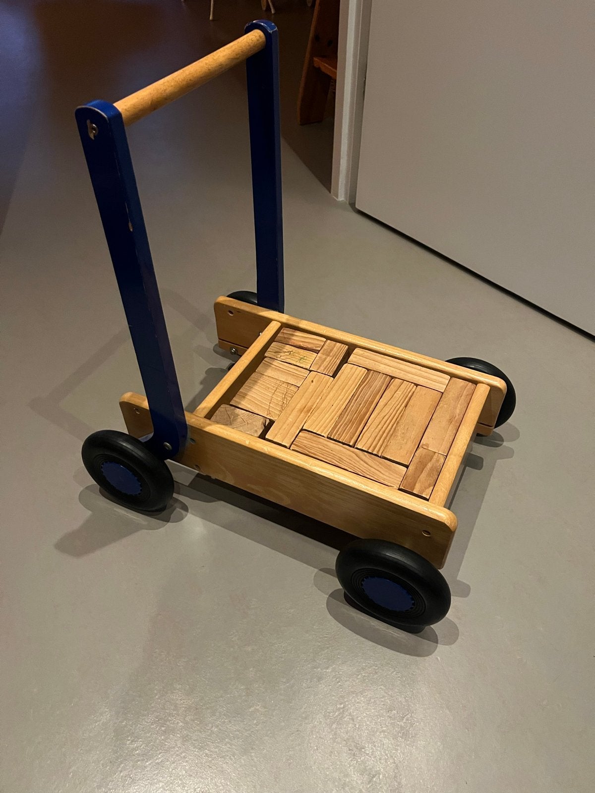 Houten blokkenkar met bouwblokken, Kinderen en Baby's, Ophalen of Verzenden, Gebruikt, Overige typen, Met wieltjes