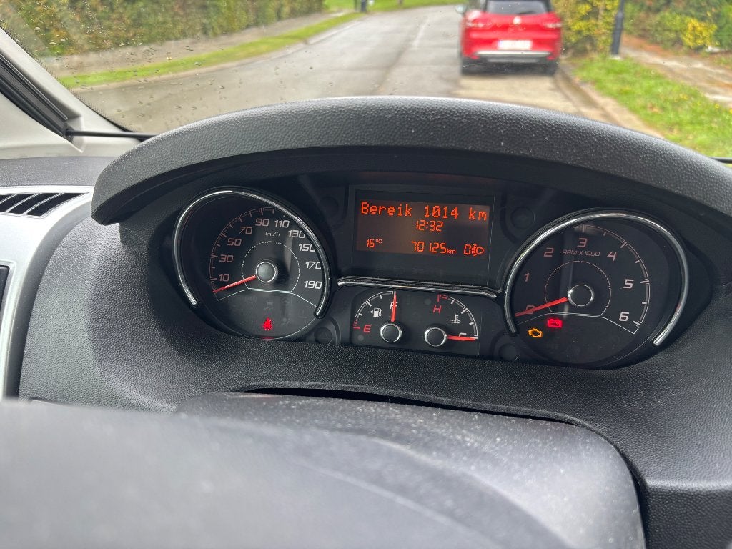 Foto 23 van Zeer nette Pilote V600G buscamper met 3 slaapplaatsen
