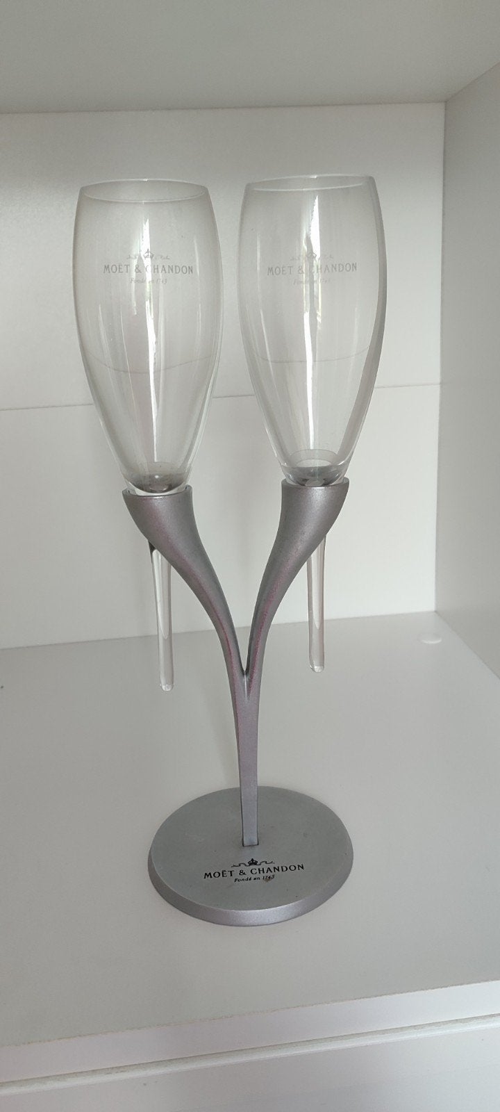 Moët & Chandon Champagneglazen met standaard, Ophalen of Verzenden, Zo goed als nieuw, Modern, Glas
