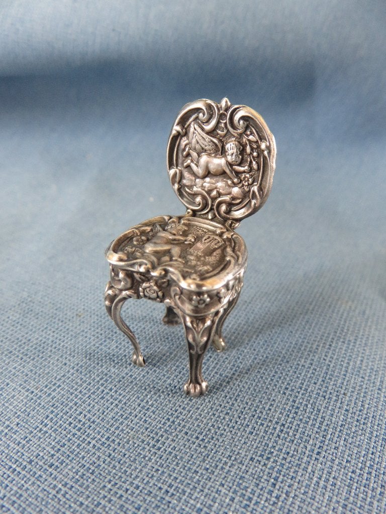 Antieke stoel in miniatuur zilver met tafereel, Ophalen of Verzenden, Zilver