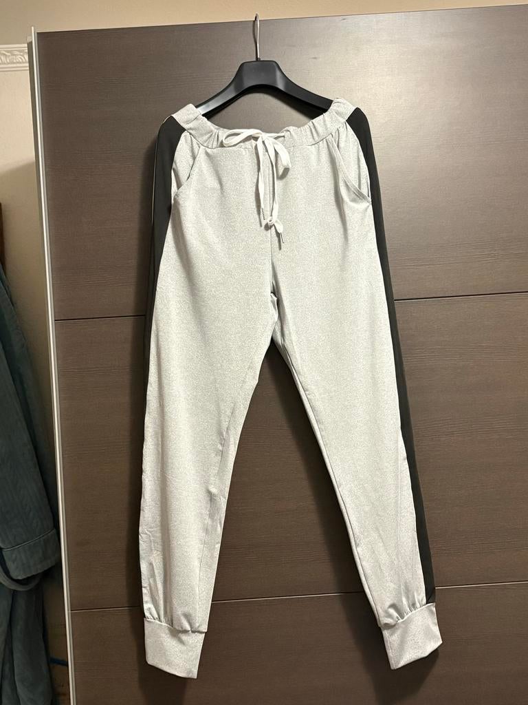 Comfortabele grijze joggingbroek met zwarte streep, Maat 42/44 (L), Nieuw, Ophalen of Verzenden, Grijs