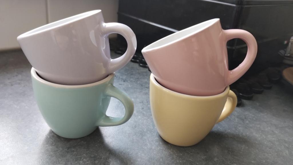 Vier espressokopjes met oortjes in pasteltinten, Ophalen of Verzenden, Glas, Overige stijlen