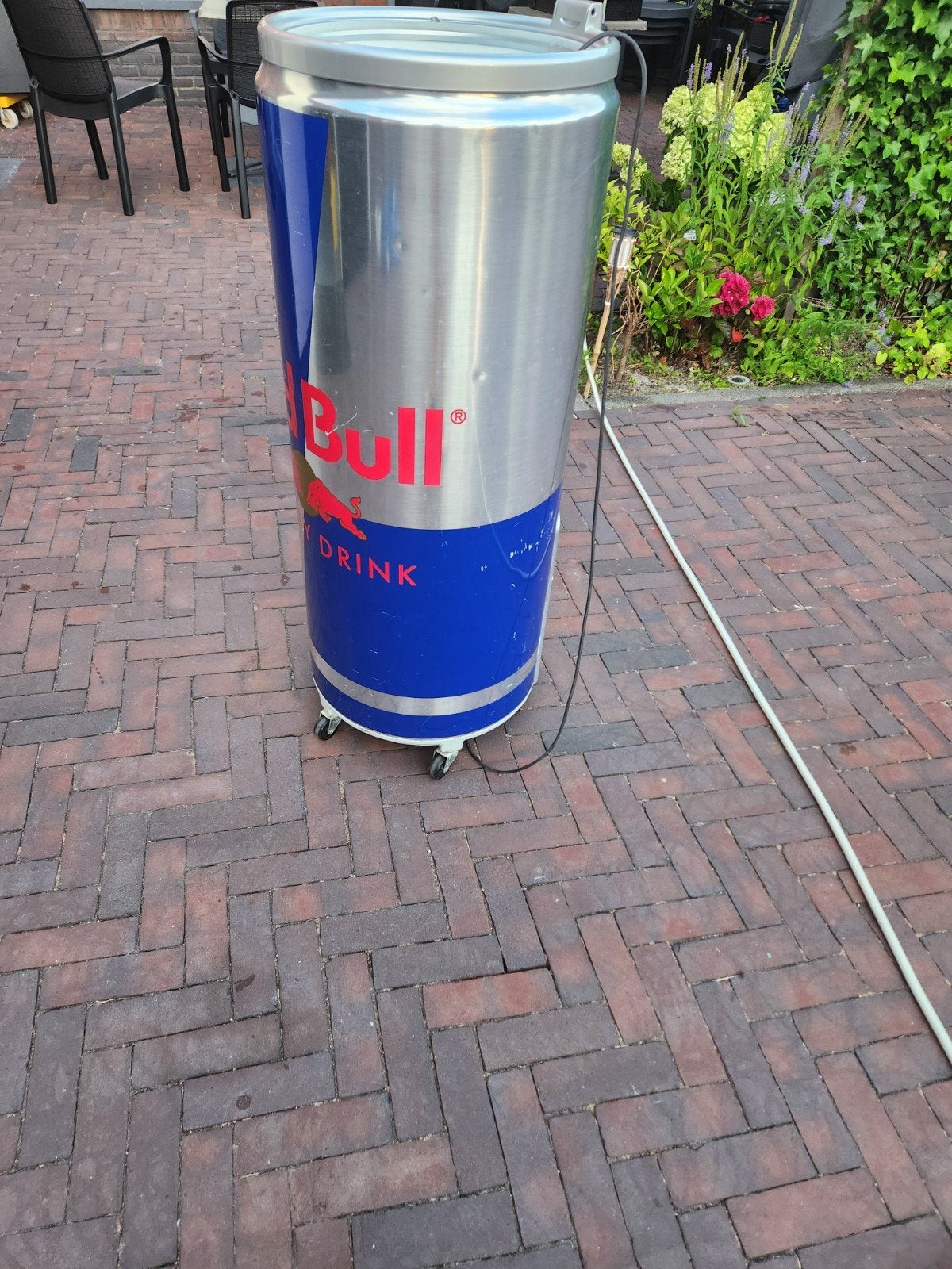 Red Bull koelkast op wielen - perfect voor feestjes!, 75 tot 100 liter, 45 tot 60 cm, Ophalen, 85 tot 120 cm