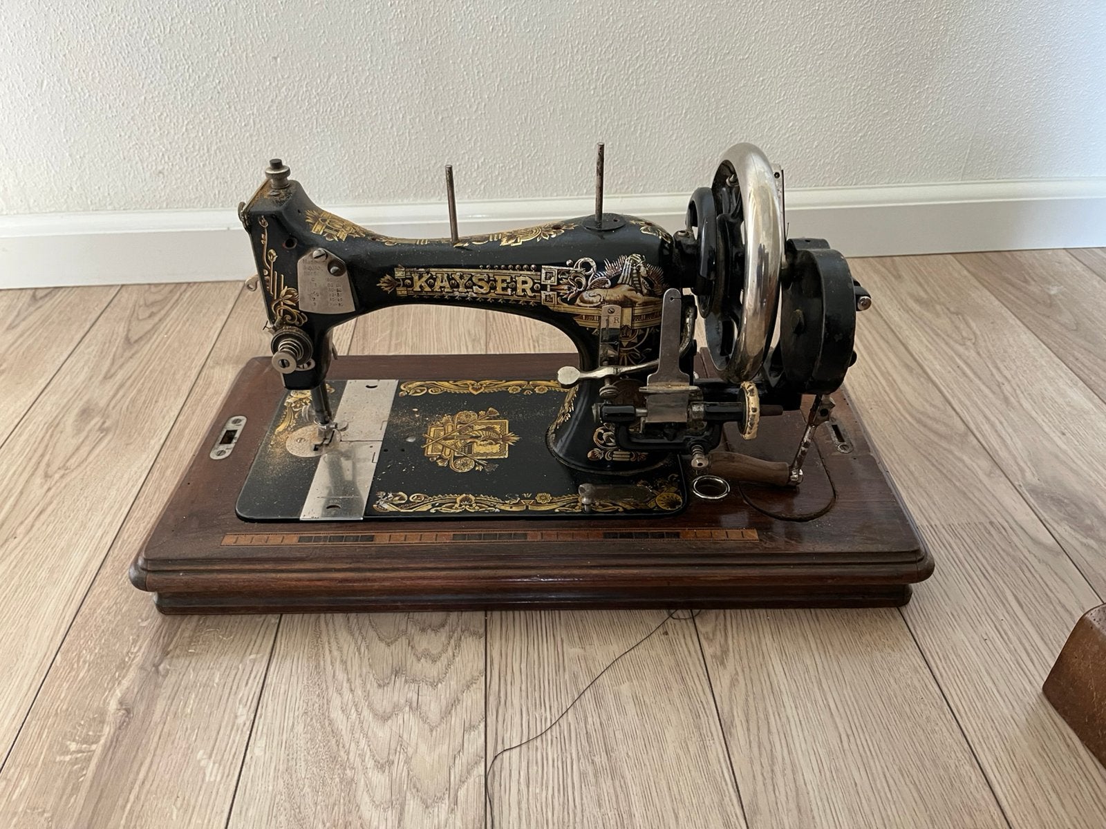Kayser Naaimachine, Ophalen