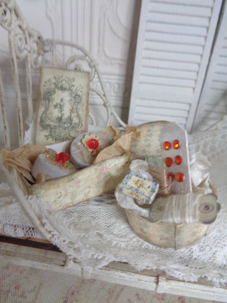 Luxe set doosjes......Poppenhuis 1:12…(Fotonr R10), Verzamelen, Poppenhuizen en Toebehoren, Ophalen of Verzenden, Nieuw, Poppenhuis