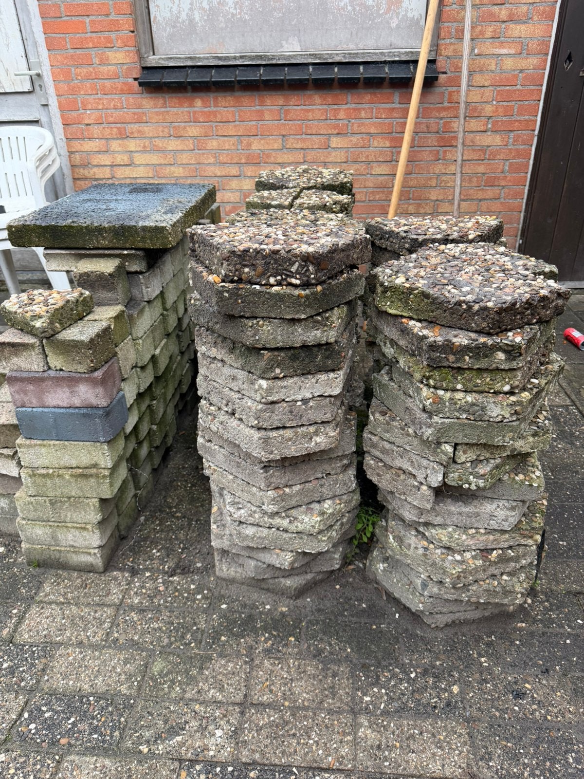 Gratis afhalen: stoeptegels | grindtegels | betontegels, Ophalen, Gebruikt, Beton, Terrastegels
