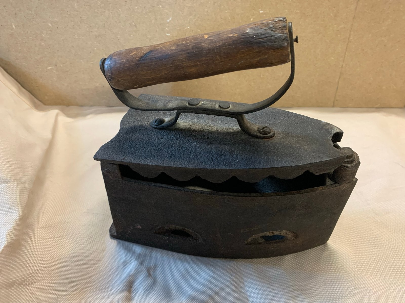 Antiek strijkijzer op kolen met houten handvat, Antiek en Kunst, Ophalen of Verzenden