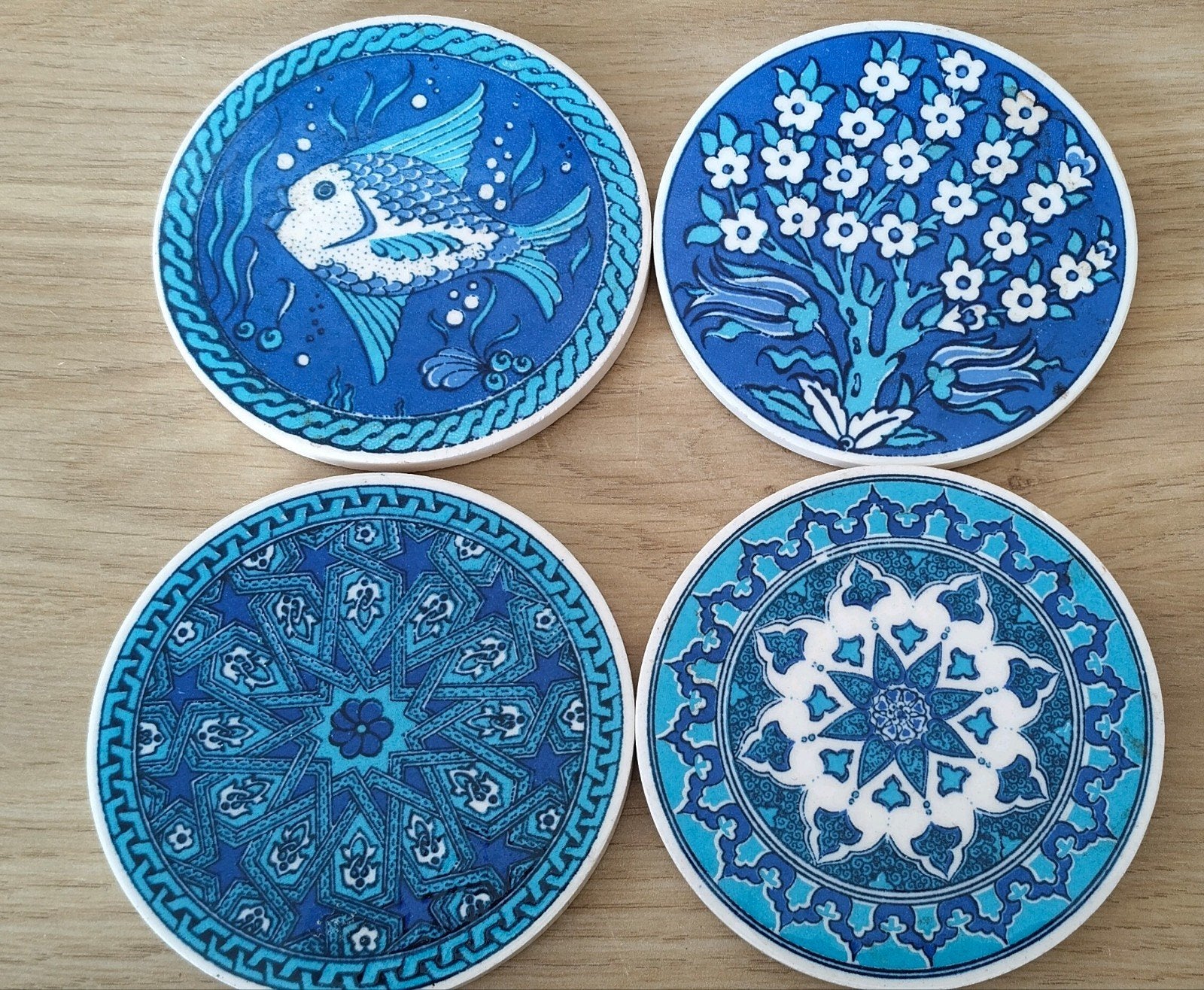 Set van 4 blauwe onderzetters met diverse patronen, Verzenden, Steen/keramiek, Glasonderzetter, Zo goed als nieuw