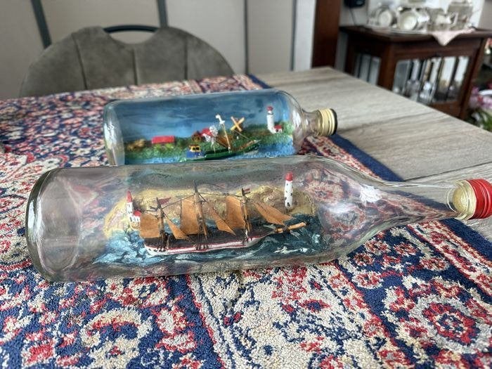 2 Hand gemaakte scheepjes in fles, met een mooie achtergrond, Ophalen of Verzenden, Zo goed als nieuw
