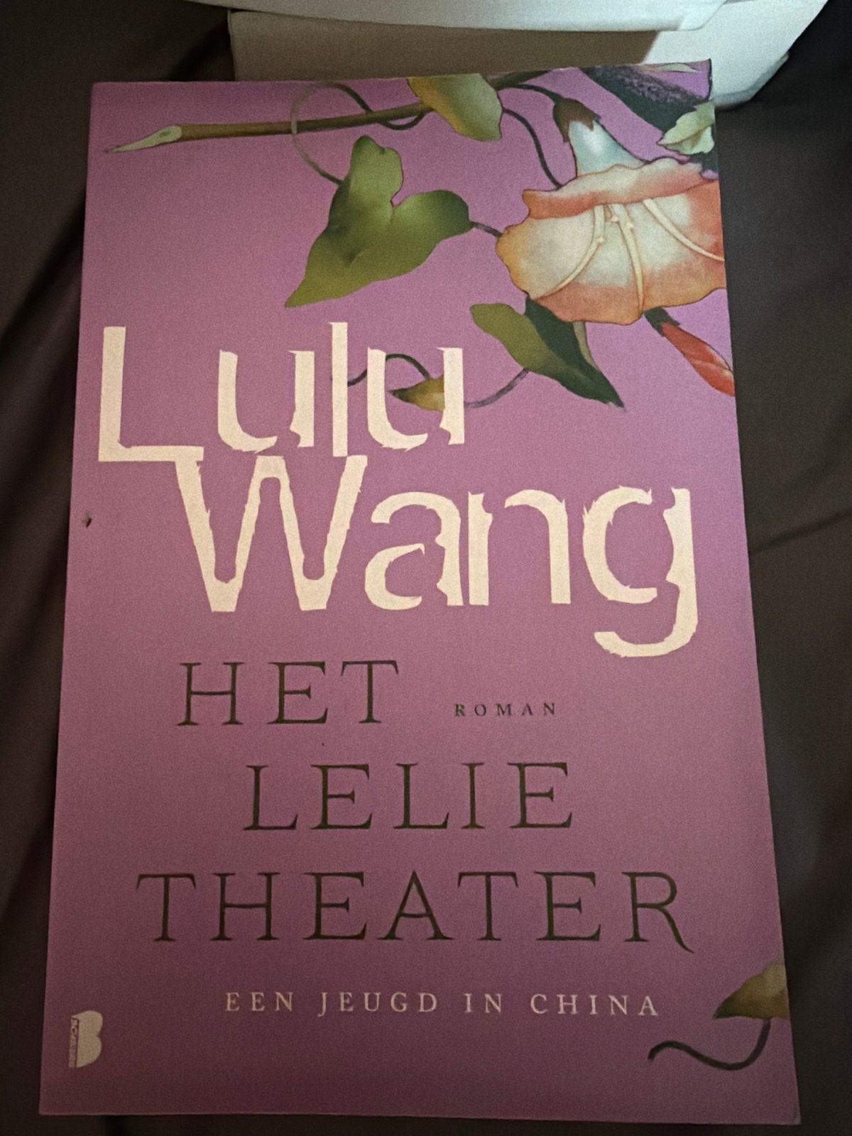S10.   Lulu Wang - Het lelietheater, Ophalen of Verzenden, Zo goed als nieuw, Lulu Wang