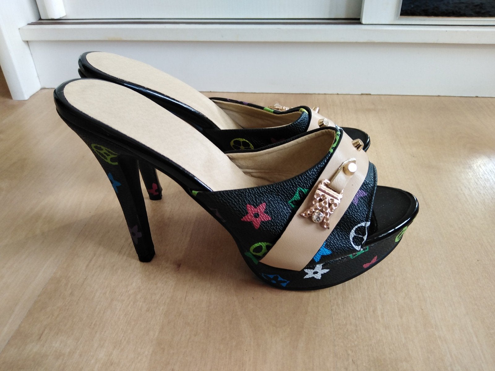 pumps met op opdruk, Zwart, Nieuw, Sandalen of Muiltjes, Ophalen of Verzenden