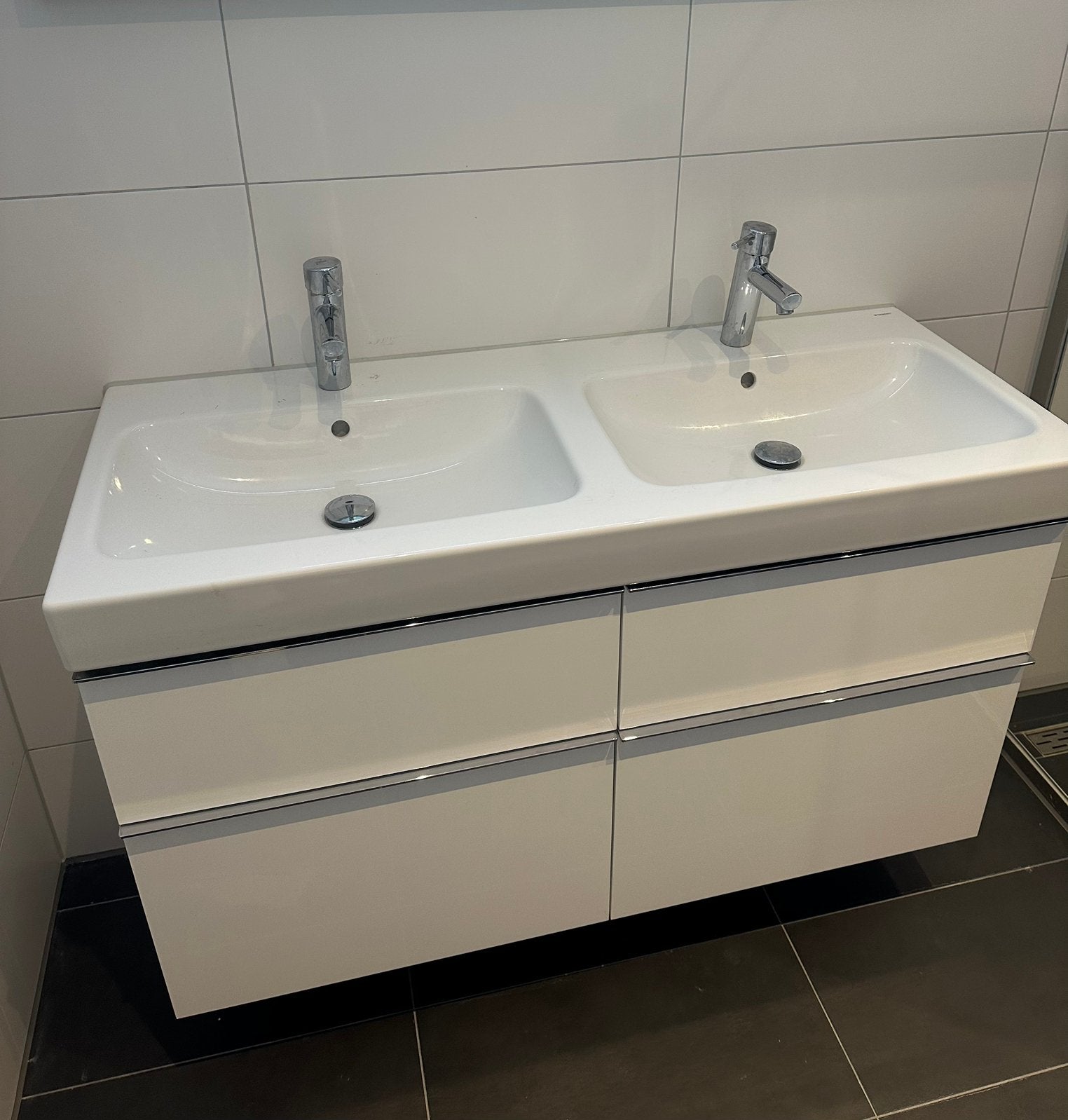 Geberit Wastafelonderkast met 4 lades, Huis en Inrichting, Badkamer | Badkamermeubels, Ophalen, 100 tot 150 cm, Nieuw, Minder dan 100 cm