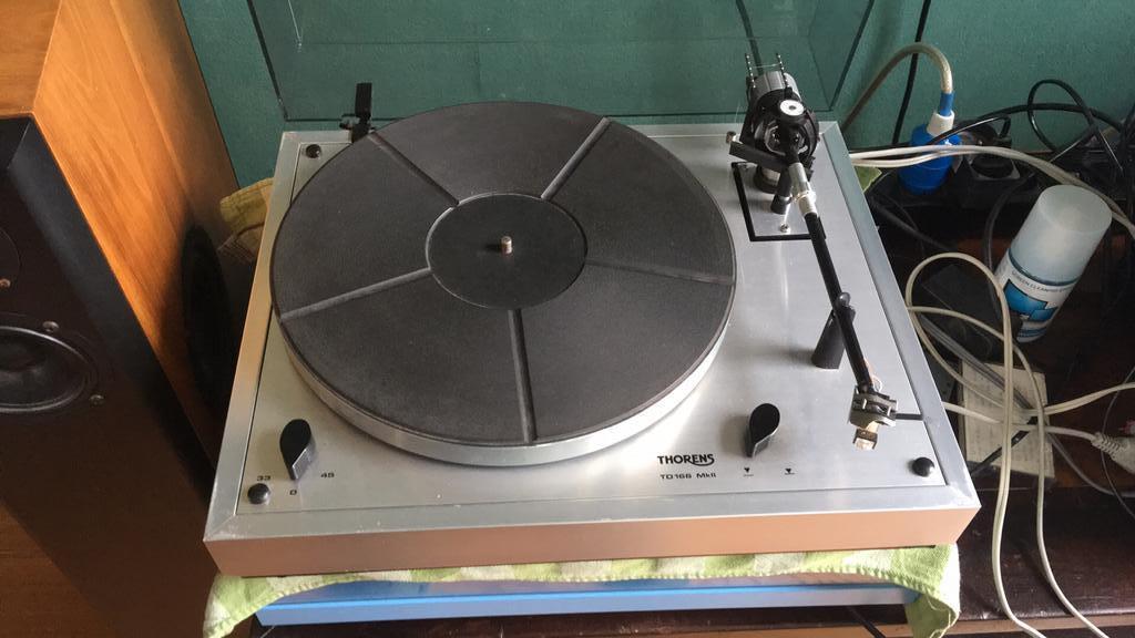 Mooie Thorens Td 166 .. in zilveren aluminium look variant ., Audio, Tv en Foto, Platenspelers, Ophalen of Verzenden, Zo goed als nieuw