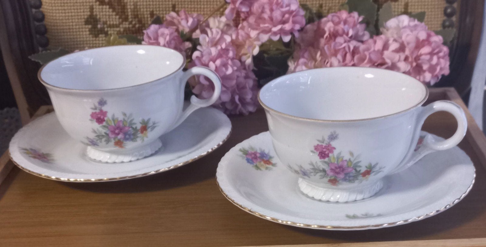 Set van 2 brocante kopjes met schotel,pastel bloempjes,Epiag, Ophalen of Verzenden