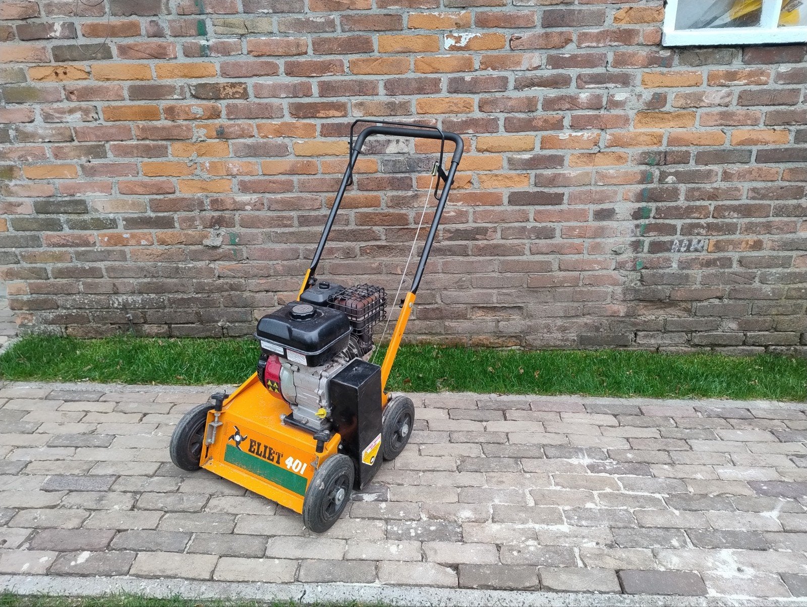 verticuteermachine te huur, Ophalen of Verzenden, Zo goed als nieuw, Benzine, Eliet / Honda