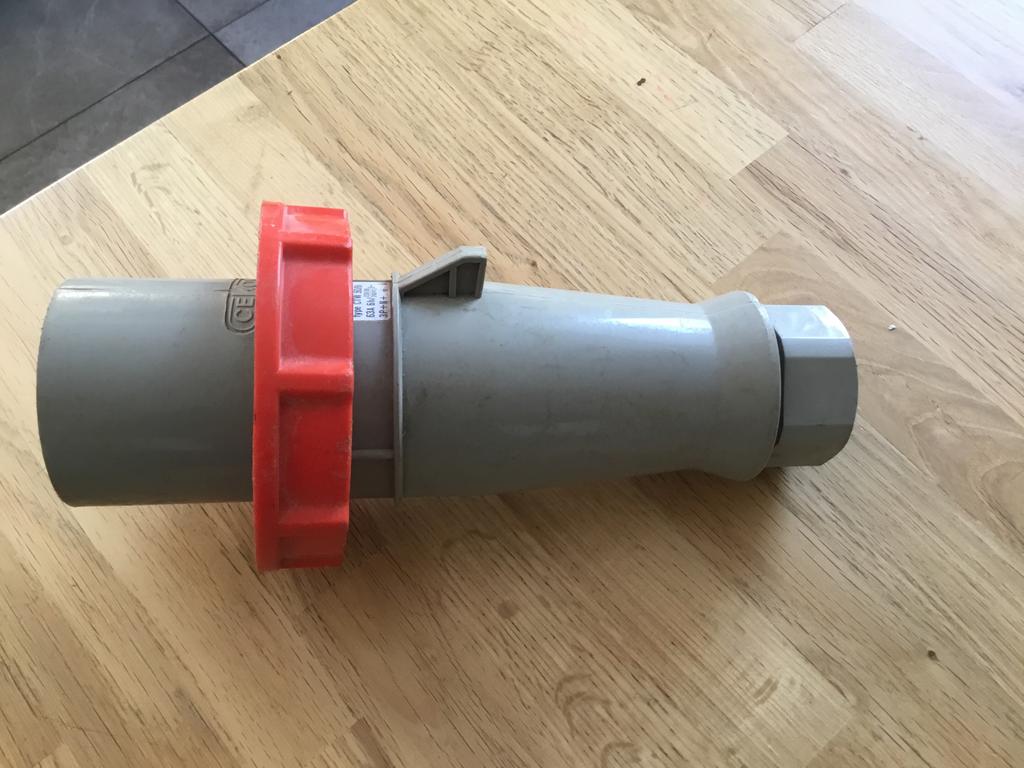 Te koop grote krachtstroom stekker 63 ampere, Doe-het-zelf en Verbouw, Elektra en Kabels, Ophalen of Verzenden, Nieuw