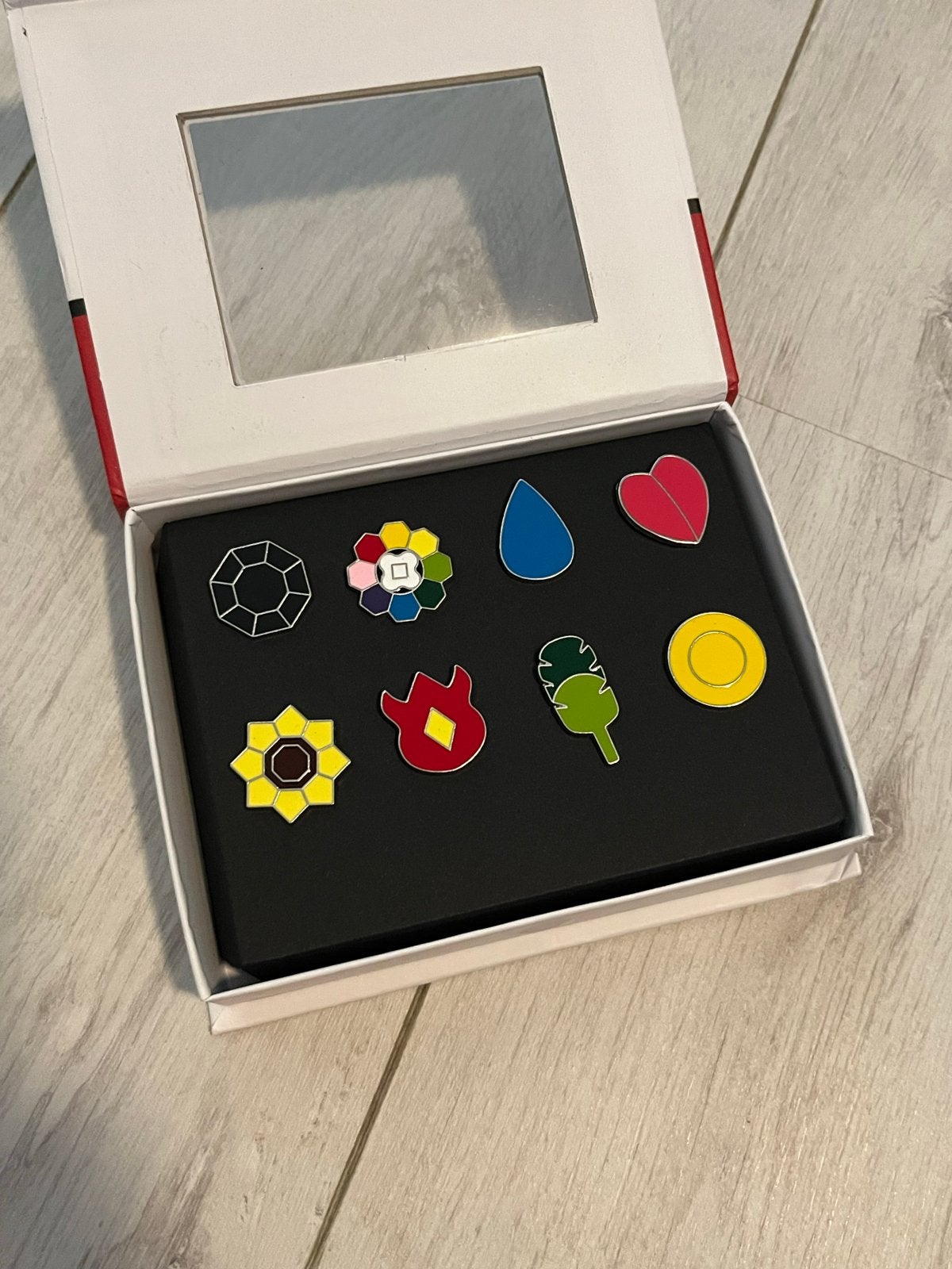 Pokémon Gym Badges Pin Set in Pokéball Box, Verzamelen, Speldjes, Pins en Buttons, Ophalen of Verzenden, Zo goed als nieuw, Figuurtje