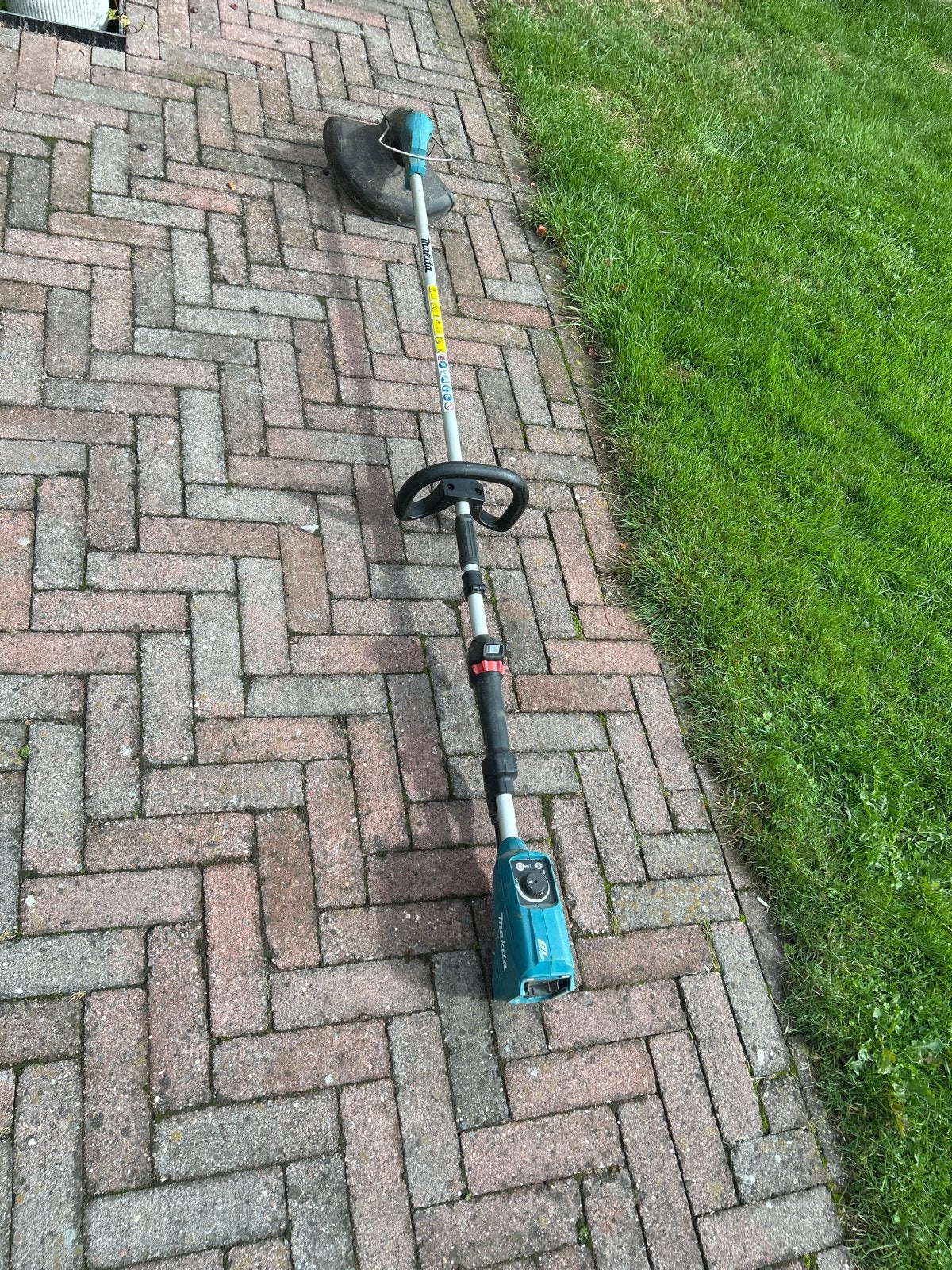 Makita DUR142L Accu Grastrimmer - Zo goed als nieuw, Tuin en Terras, Grastrimmers, Ophalen, Zo goed als nieuw, 30 tot 50 cm, Accu