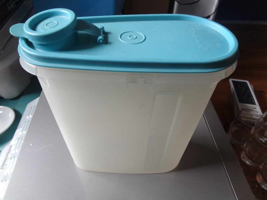 Tupperware bewaardoos met schenktuit - Wit/Turquoise, Huis en Inrichting, Keuken | Tupperware, Zo goed als nieuw, Bewaardoos, Wit