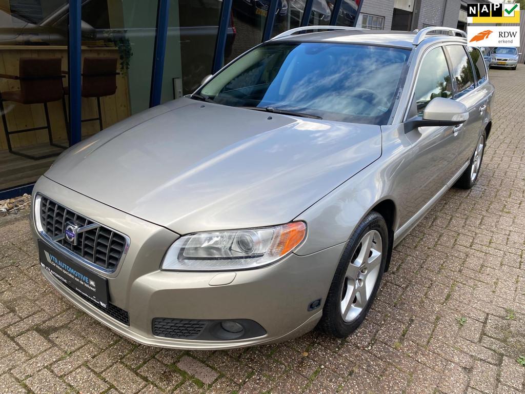 Volvo V70 3.2 Summum Automaat 238PK / LEER / XENON / TREKHAA, 238 pk, Gebruikt, Zwart, Beige