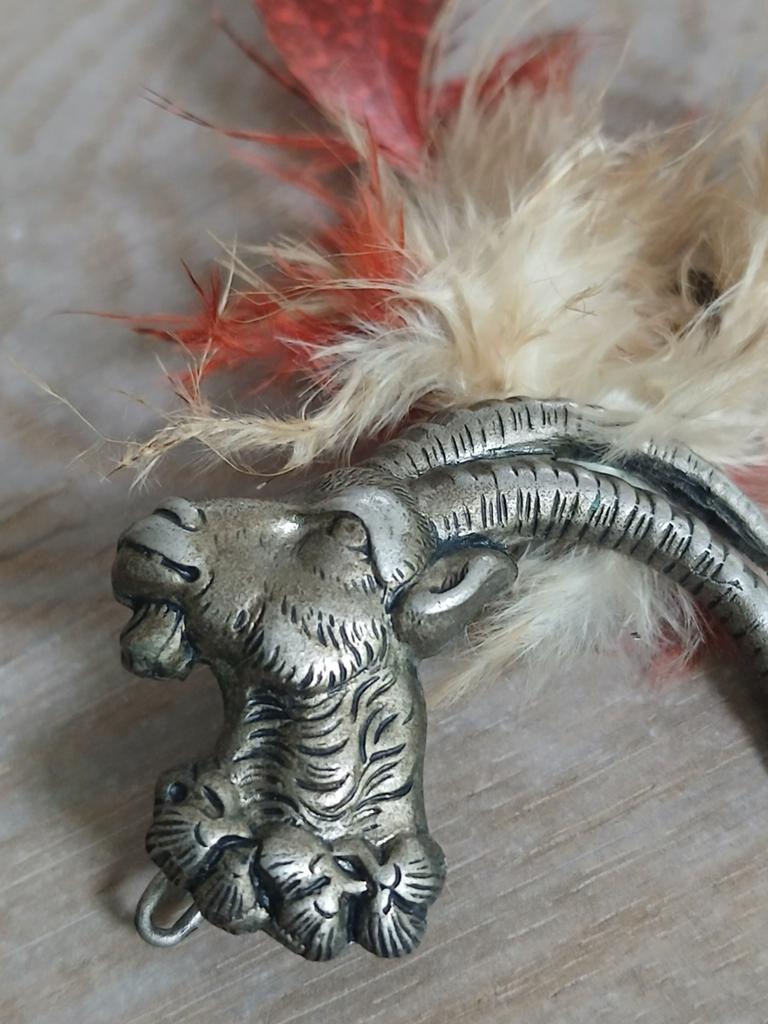 Vintage Geitenkop Broche met Veren - Uniek Sieraad, Overige materialen, 4 tot 7 cm, Gebruikt, Ophalen of Verzenden