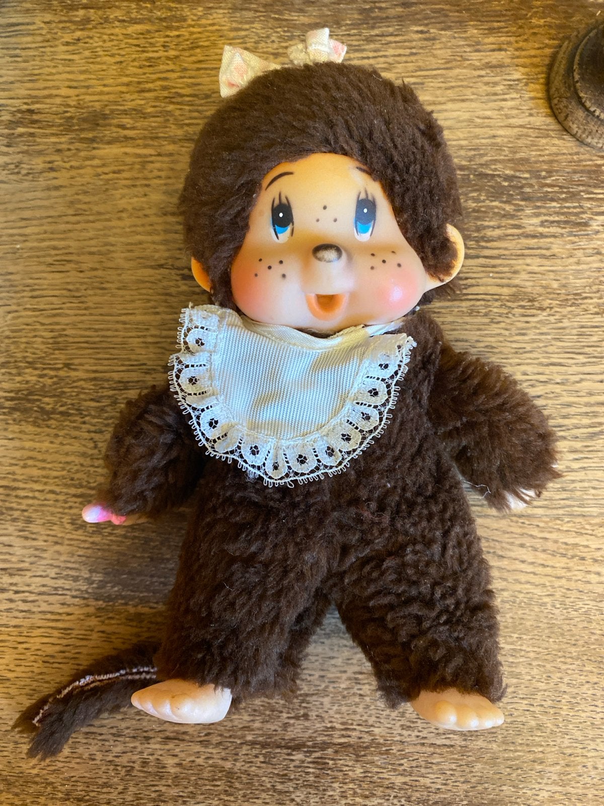 Vintage Monchhichi knuffel aapje met slabbetje en strik, Kinderen en Baby's, Speelgoed | Knuffels en Pluche, Gebruikt, Overige merken