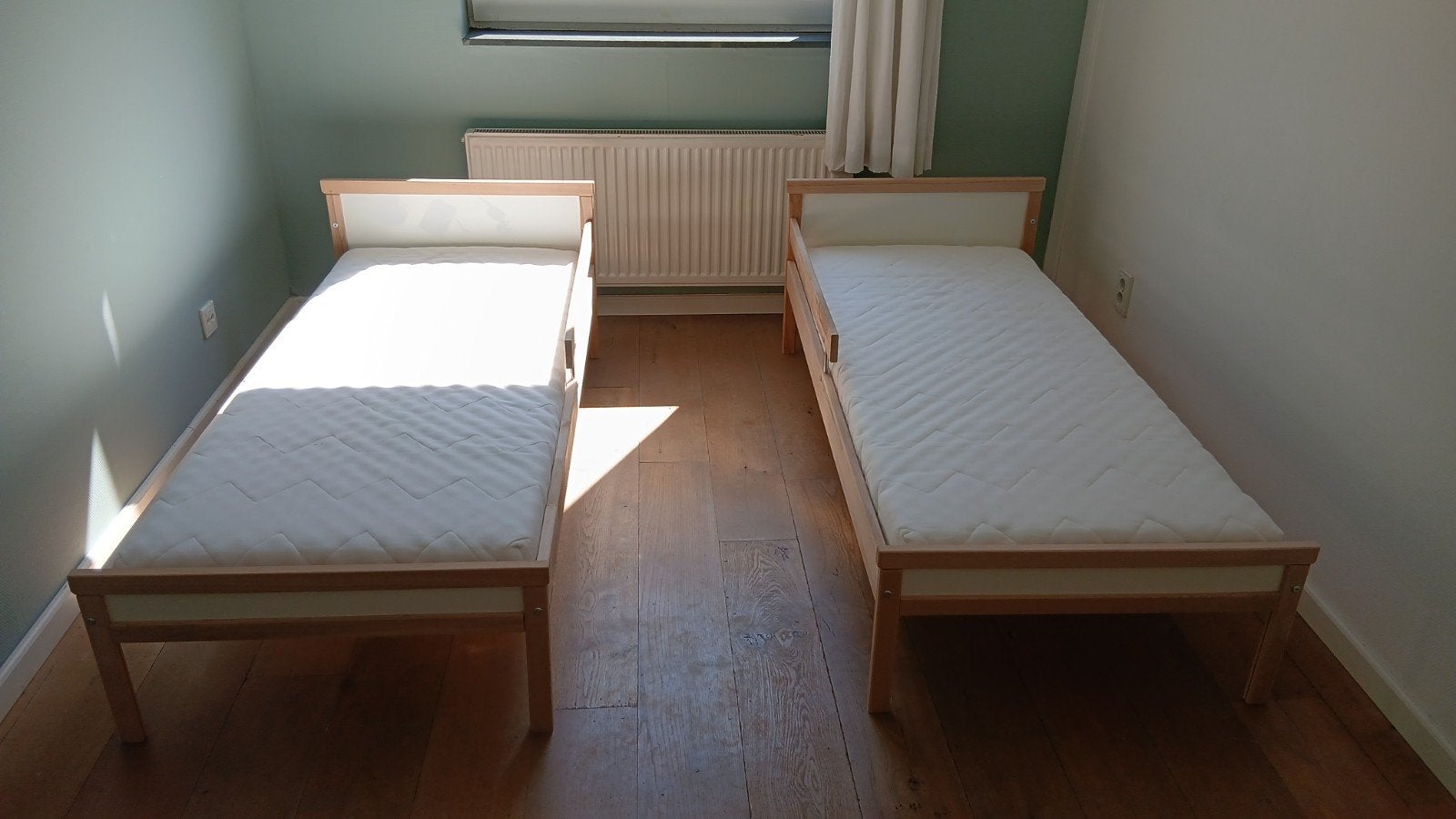 2 x IKEA SNIGLAR kinderbedden met matrassen, Gebruikt, 70 tot 85 cm, 140 tot 160 cm, Ophalen