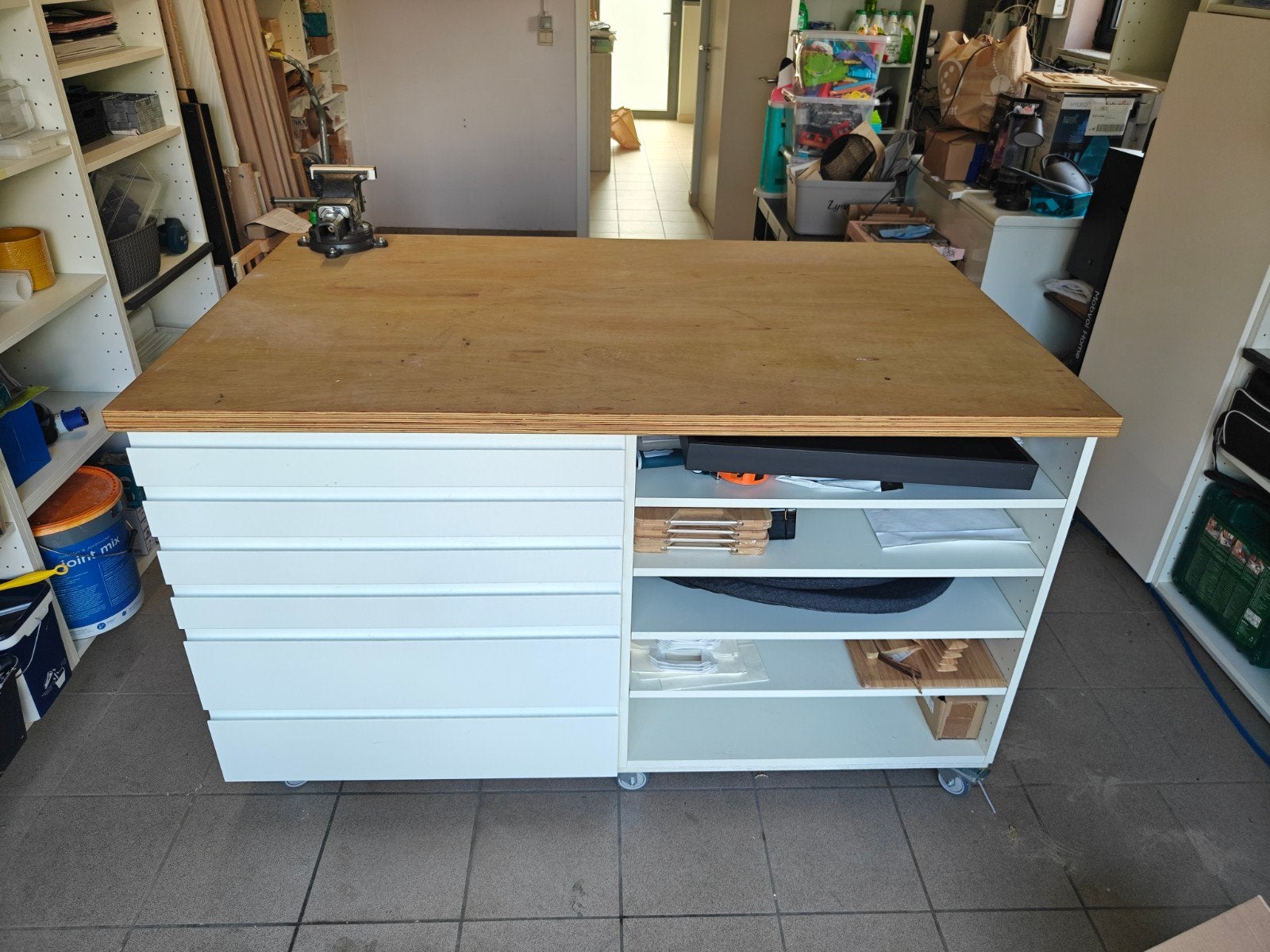 Zeer stevige mobiele werkbank/inpaktafel + Bott bankschroef, Ophalen of Verzenden, Zo goed als nieuw, 120 tot 170 cm, Bankschroef