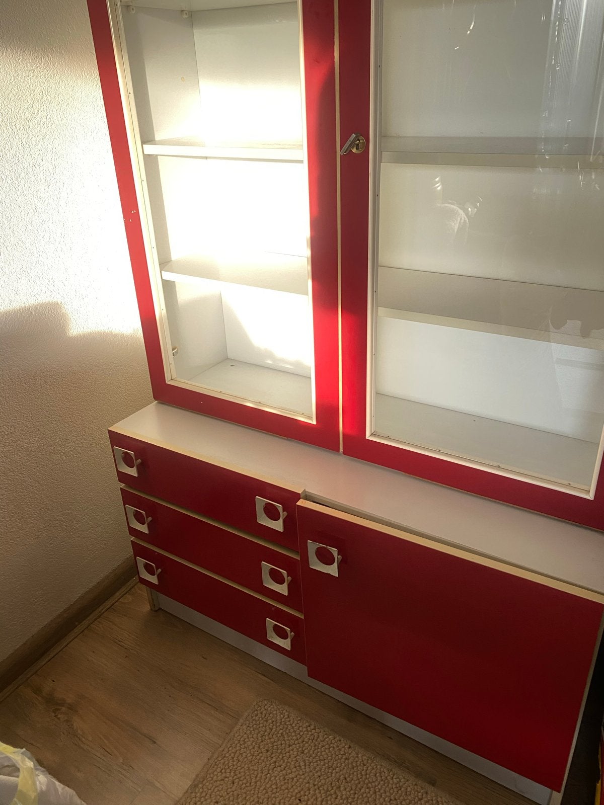 Retro kast met vitrine en lades - Rood/Wit, Ophalen, Huis en Inrichting