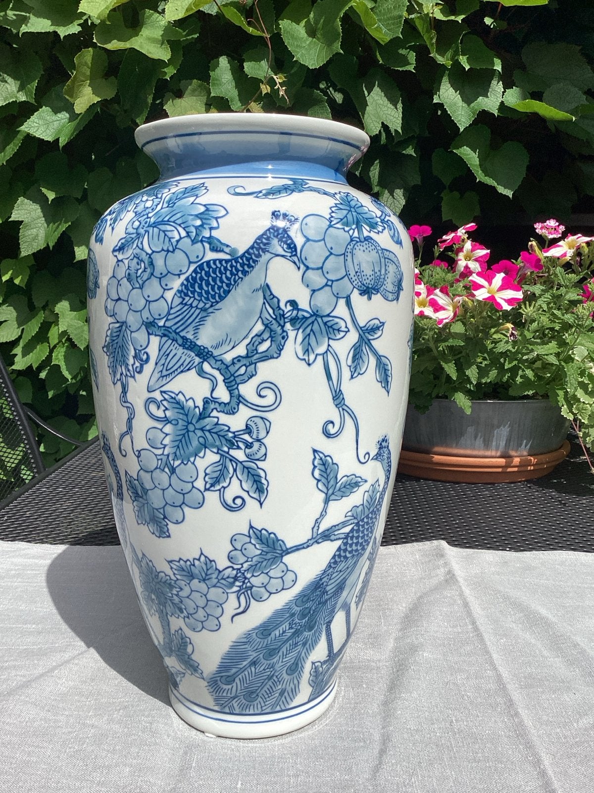Grote porseleinen vaas met pauwen en druiven, 37 cm hoog, Antiek en Kunst, Antiek | Vazen, Ophalen of Verzenden