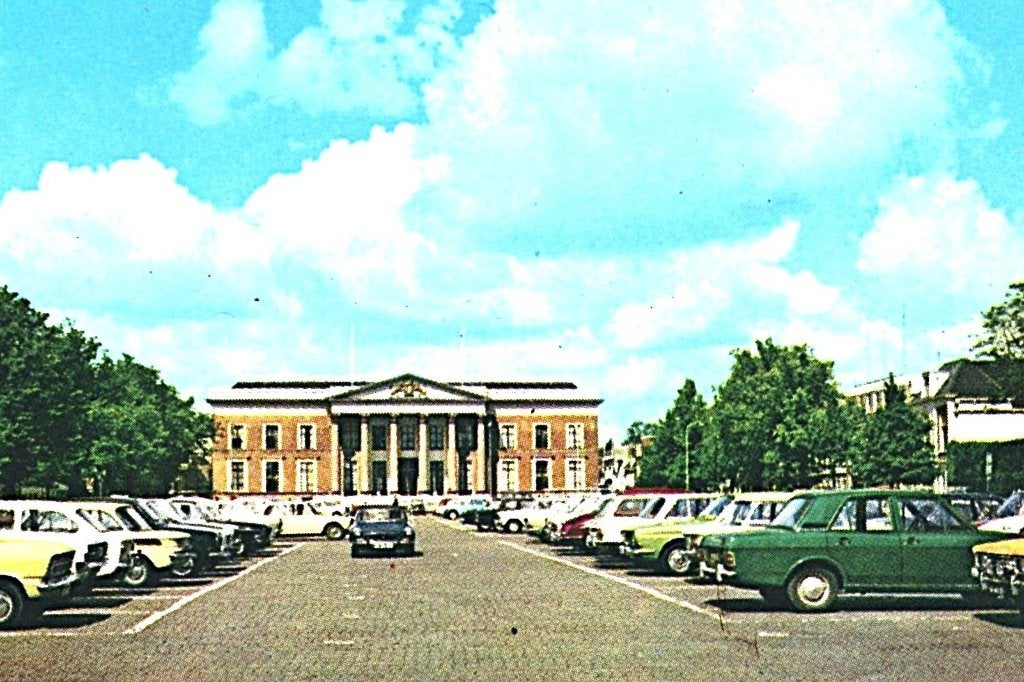 38322	Leeuwarden	1977	_Nette oude kaart Onbeschreven, Ophalen of Verzenden, 1960 tot 1980, Ongelopen, Friesland