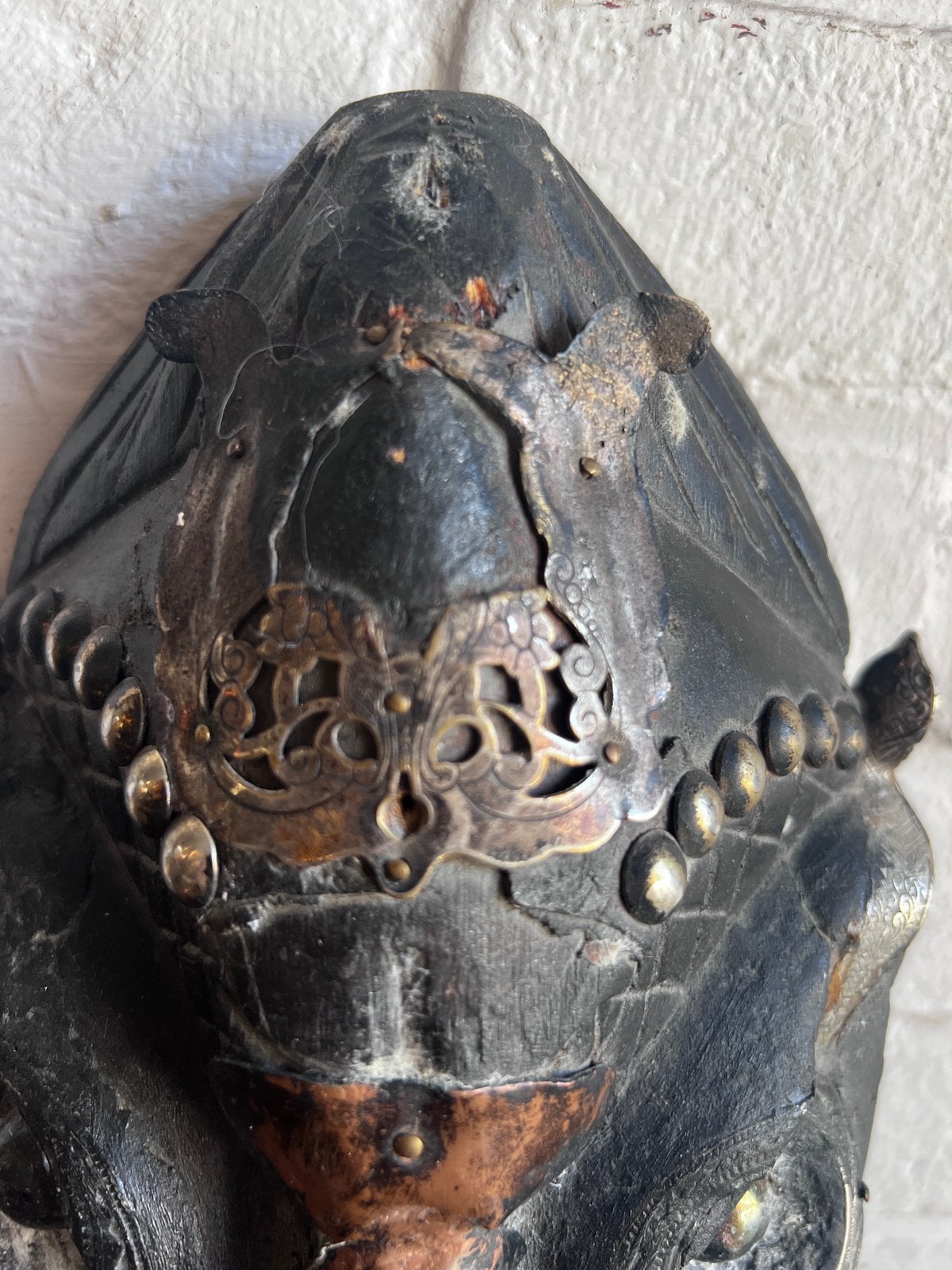 Afrikaans masker met echt haar en metaal, Antiek en Kunst, Ophalen of Verzenden