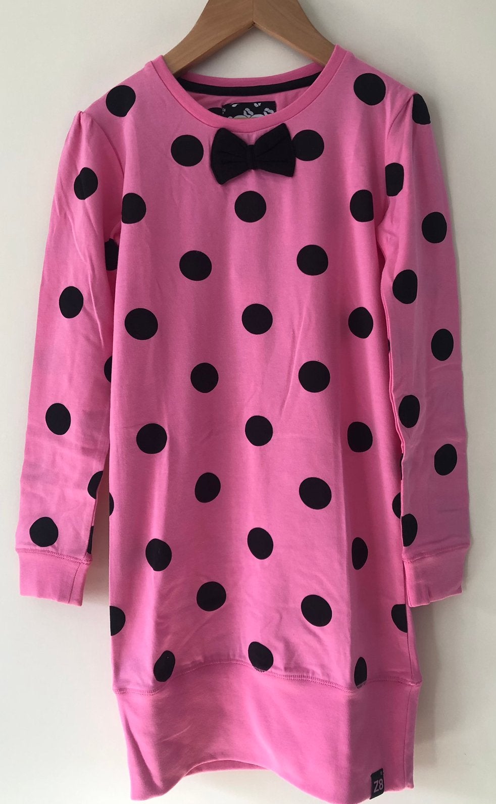 Nieuw z8 jurkje in het fuchsia + zwarte stippen mt 128/134., Ophalen, Nieuw, Meisje, Jurk of Rok