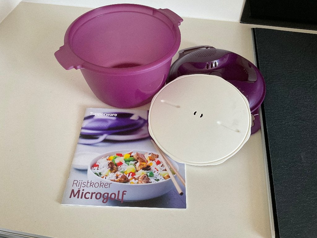Te koop: Rijstkoker microgolf, paars. Met kookboekje, Ophalen of Verzenden, Vaatwasmachinebestendig, Nieuw