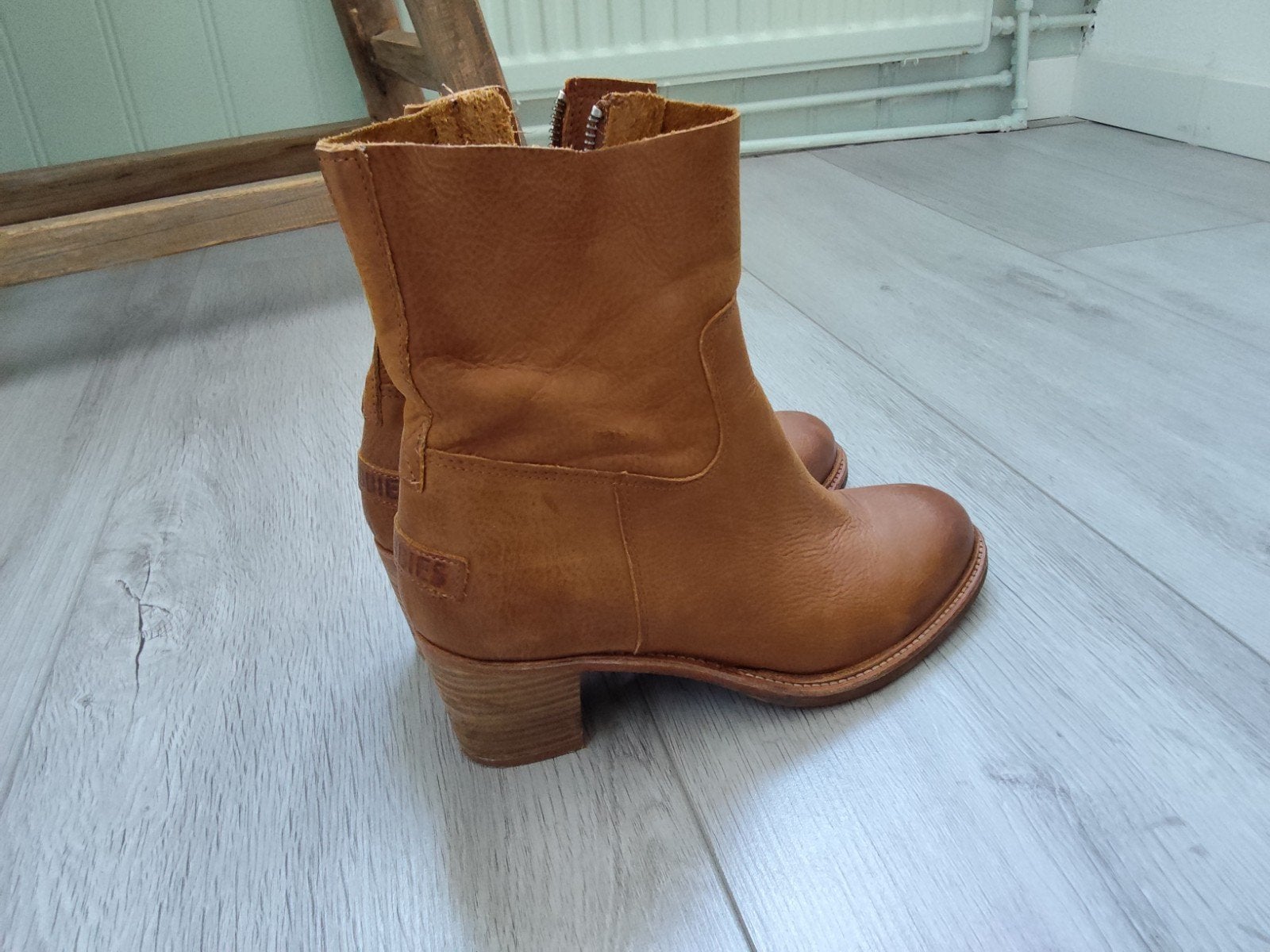 Enkellaarsjes. Merk: Shabbies. Maat: 39. Cognac kleur, Kleding | Dames, Schoenen, Lage of Enkellaarzen, Ophalen of Verzenden, Zo goed als nieuw