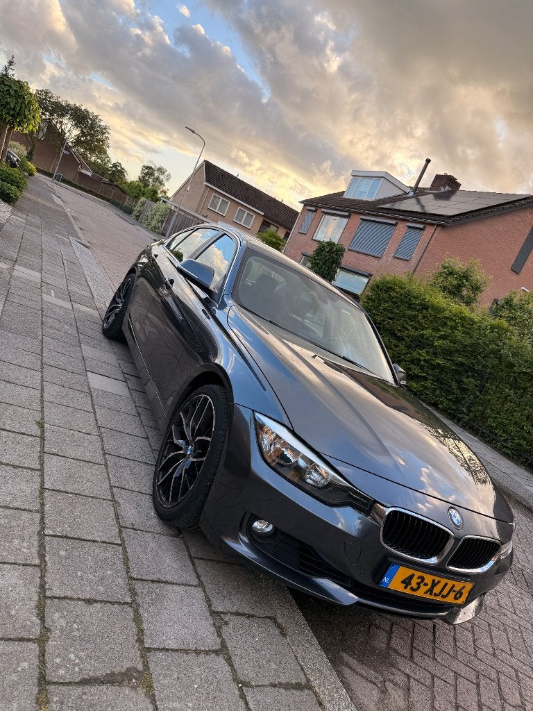 BMW 3-Serie 320i high executive/elektrische trekhaak (f30), Automaat, Origineel Nederlands, 75 €/maand, Grijs