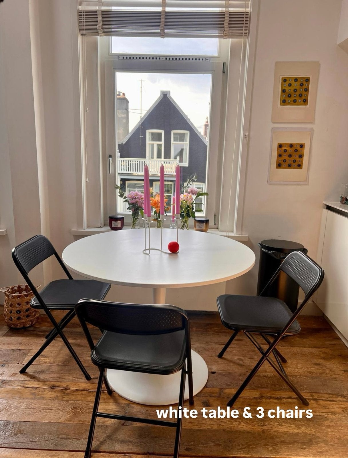 Witte ronde tafel met 3 zwarte klapstoelen, Ophalen, Kunststof, Gebruikt, Rond