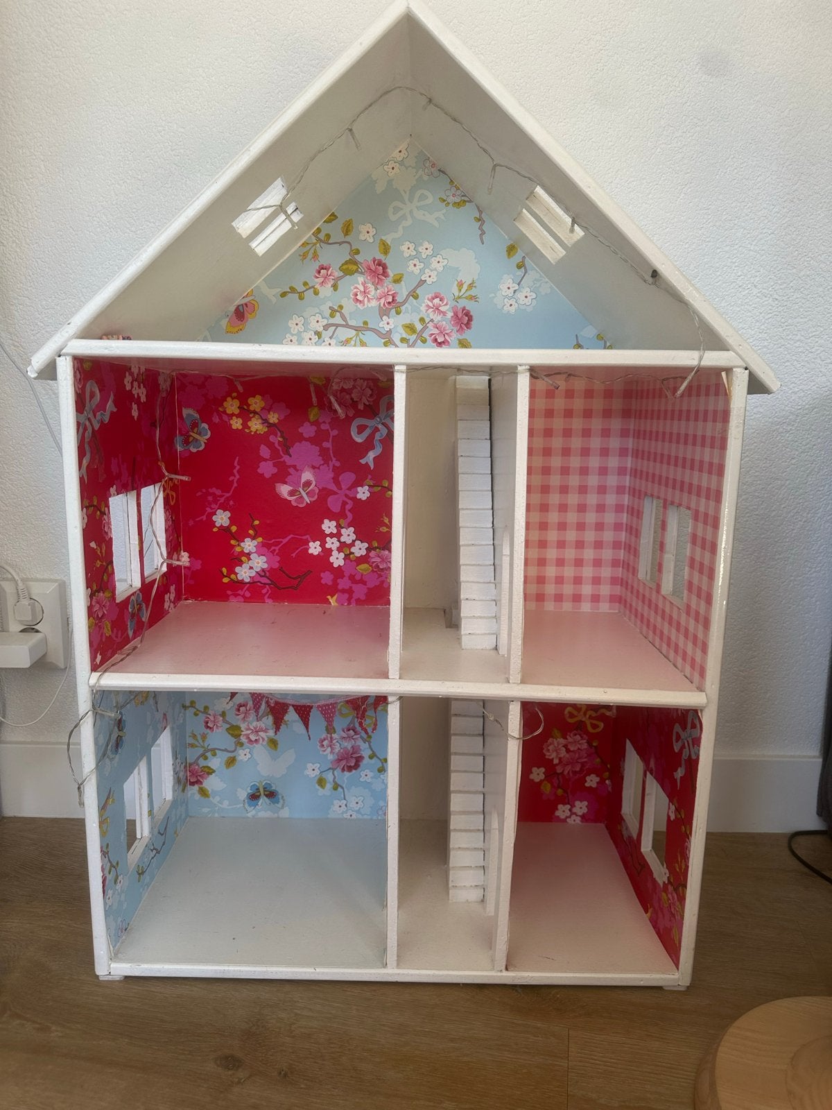 Groot houten poppenhuis met 3 verdiepingen en trapjes, Ophalen, Gebruikt, Poppenhuis