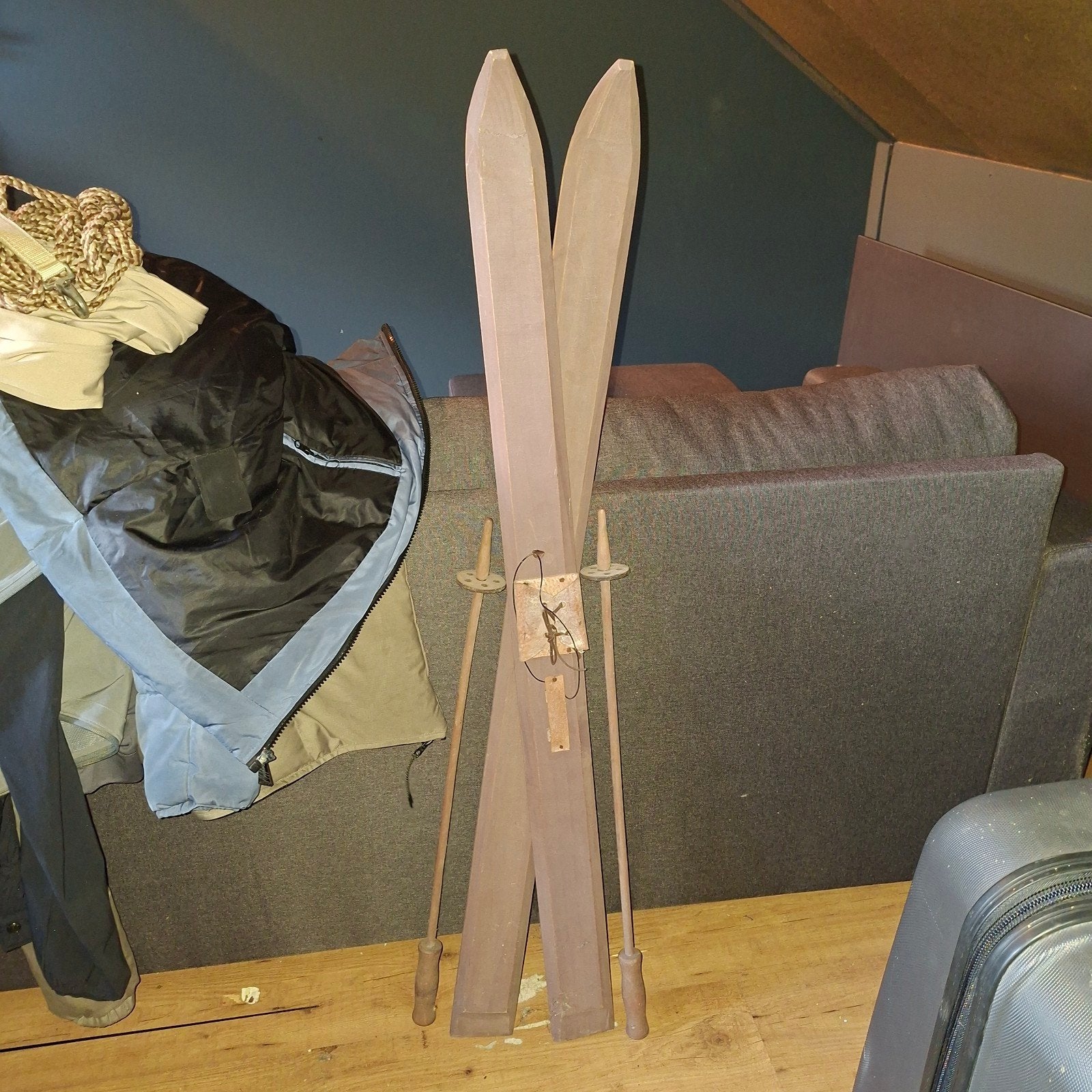 decoratie set skistokken en ski's leuk voor après-ski cafe, Ophalen