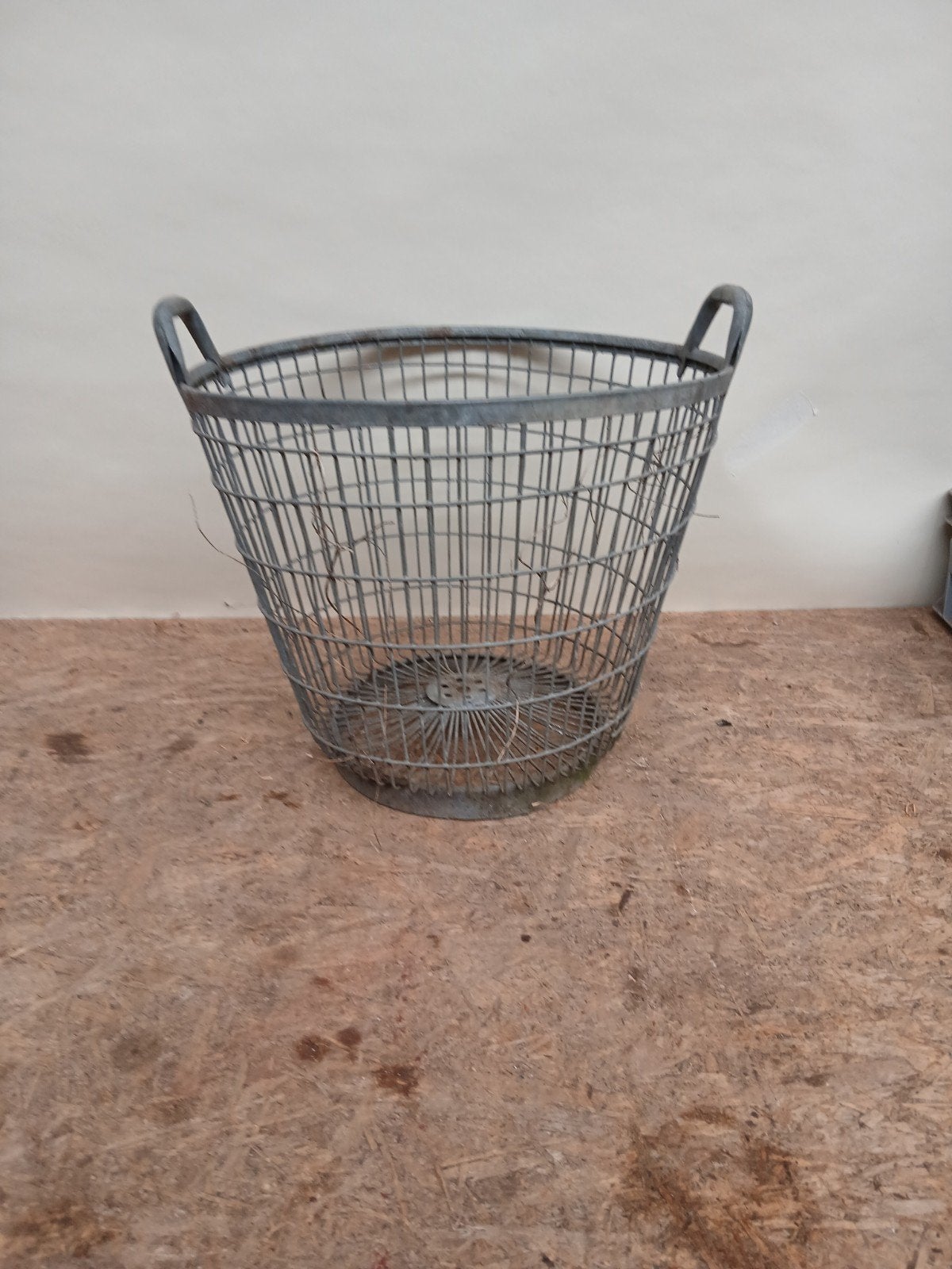 Vintage metalen oogstmand  mand 38 cm hoog, 43 cm diameter, Met handvatten, Gebruikt, Mand, Ophalen of Verzenden
