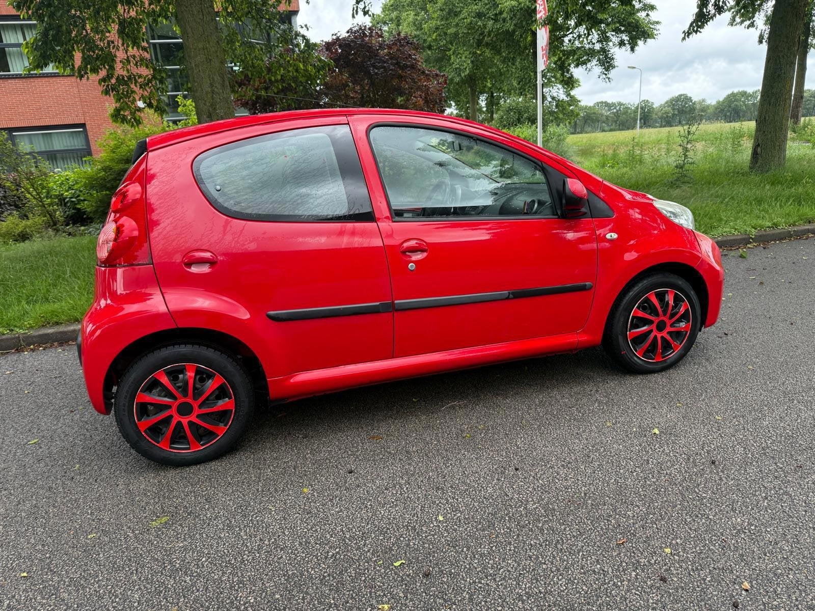 Peugeot 107 1.0-12V XS 5 drs (sprijstuk lekt), Voorwielaandrijving, Gebruikt, 4 stoelen, 68 pk