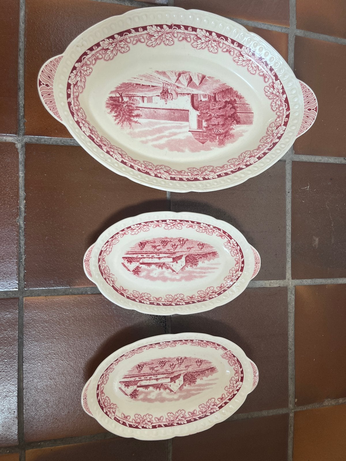 Antieke schalen Société Céramique Boerenhoeve rood (3x), Ophalen