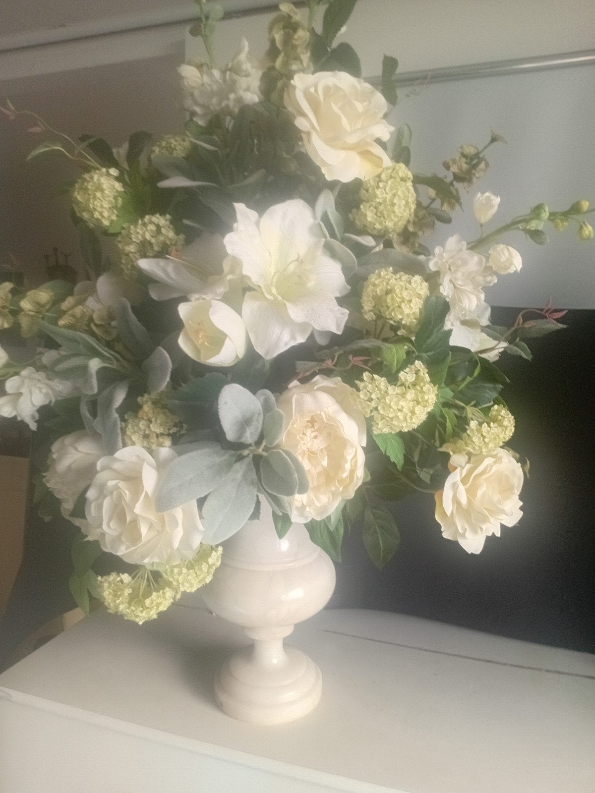 Prachtig kunstbloemen arrangement in klassieke vaas, Ophalen of Verzenden
