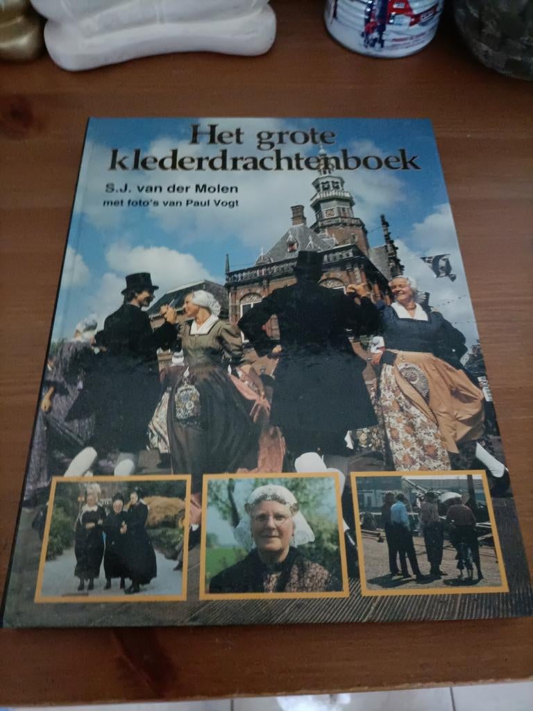 Het Grote Klederdrachtenboek - S.J. van der Molen, Ophalen of Verzenden, Gelezen, S.J. van der Molen, Nederland