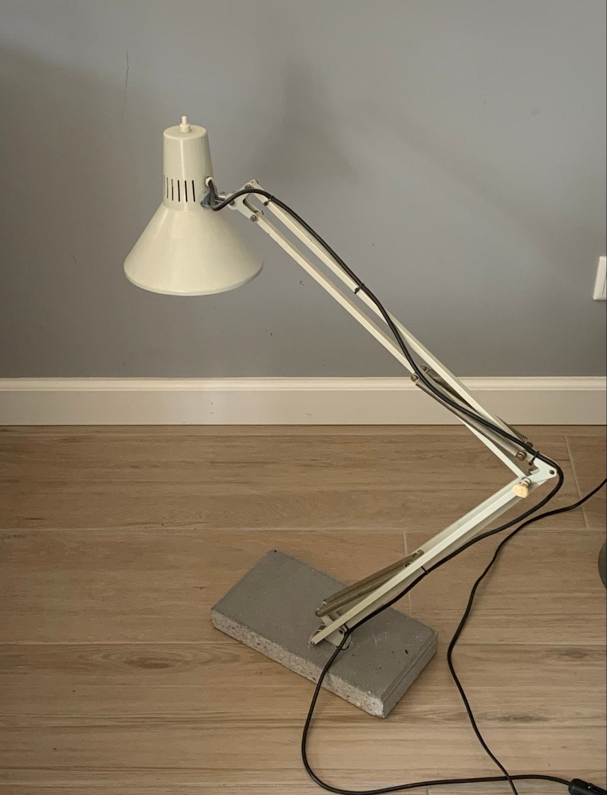 Verstelbare Bureaulamp op Tegel - 80 cm Hoog, Huis en Inrichting, Lampen | Tafellampen, Ophalen, Bureaulamp, Metaal, Industrieel