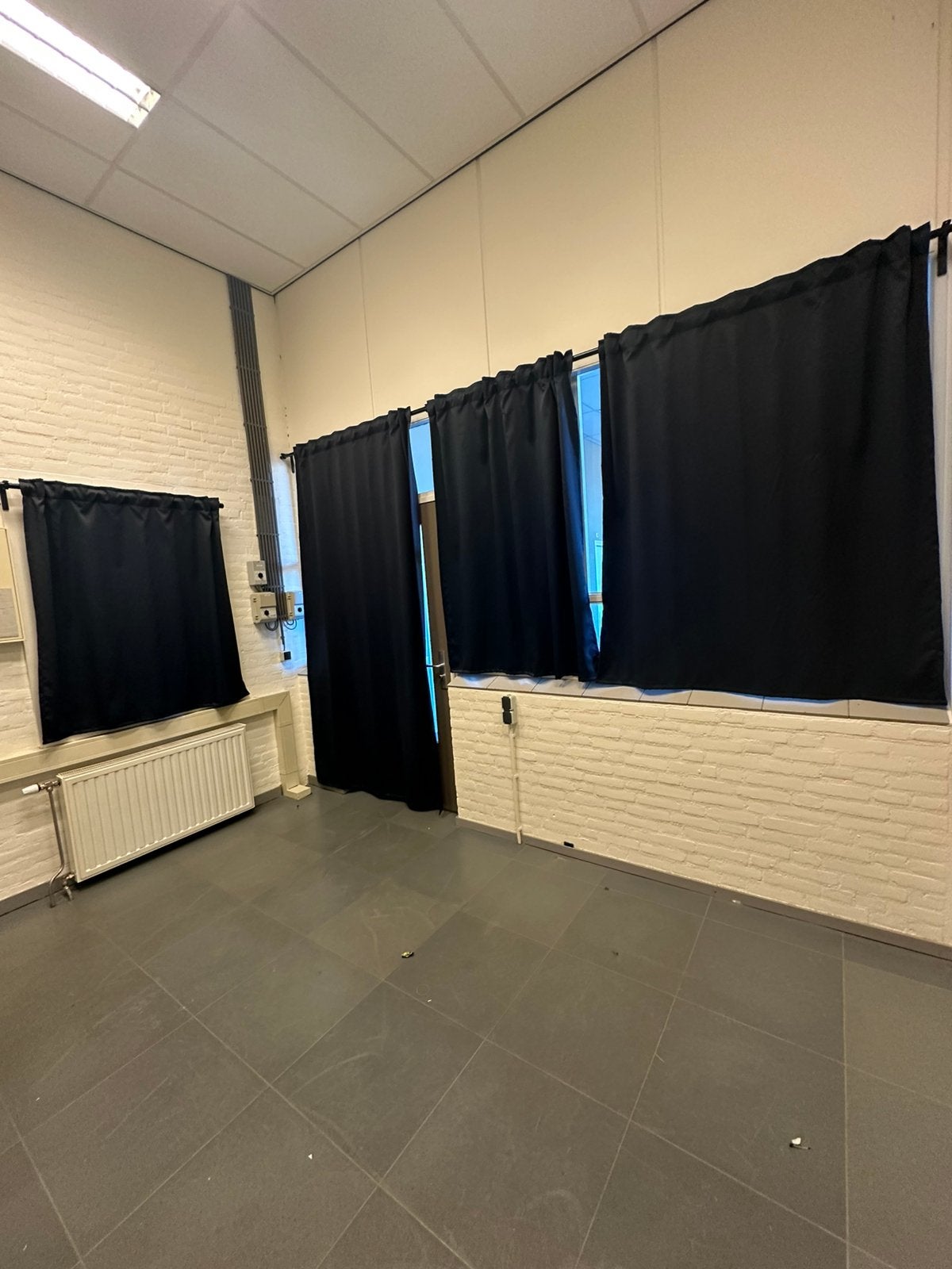 Zwarte verduisterende gordijnen met roede, Huis en Inrichting, Gebruikt, 100 tot 150 cm, Zwart, Ophalen of Verzenden