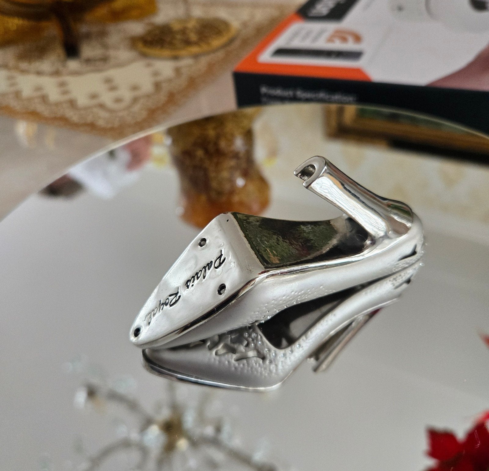 Zilverkleurige decoratieve schoen met strass steentjes
