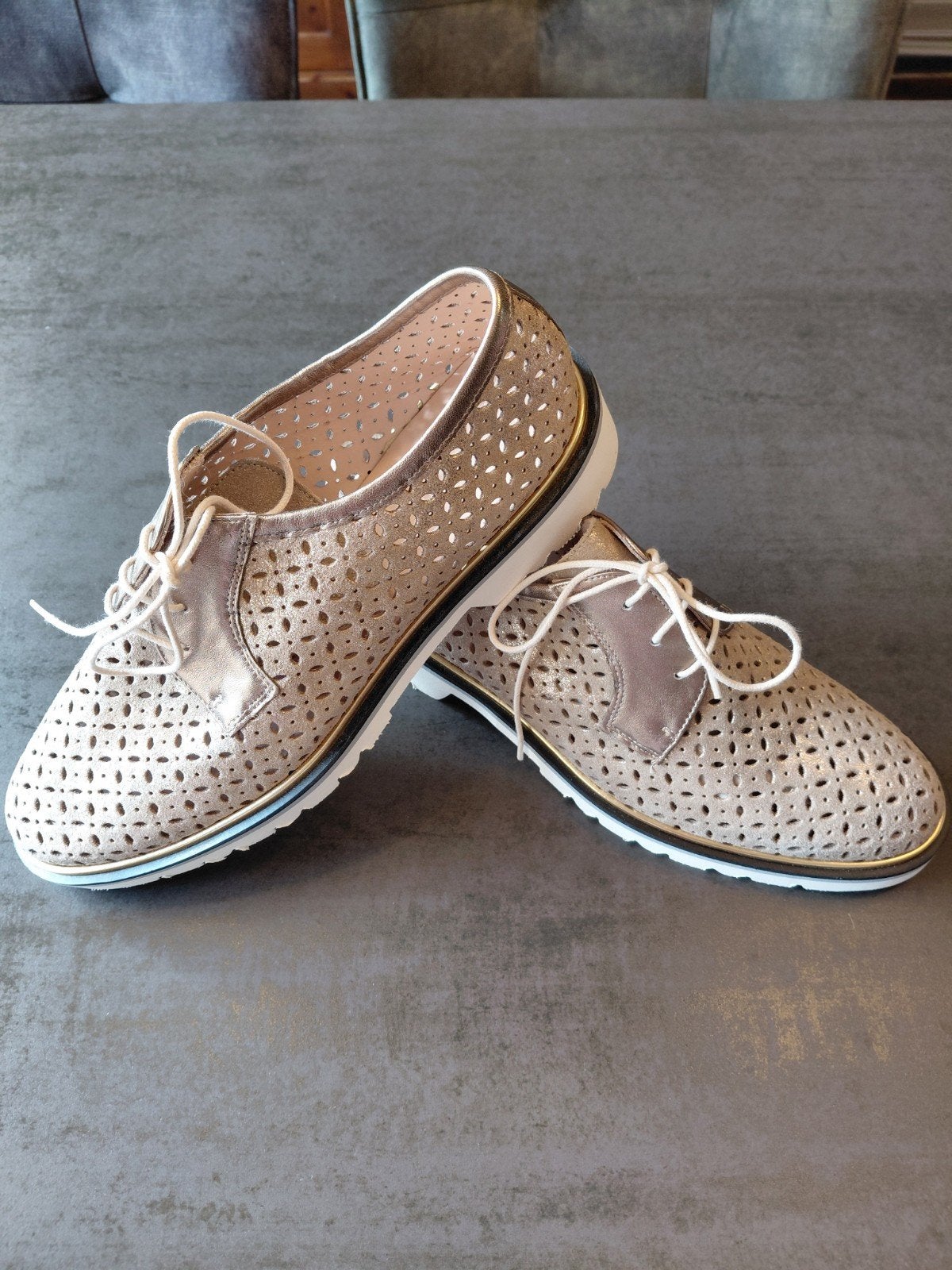 Pertini schoenen in maat 39 nieuw in doos goudkleurig leer, Kleding | Dames, Schoenen, Ophalen of Verzenden, Nieuw, Overige kleuren